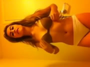 印度妞在盥洗室裡手淫自拍